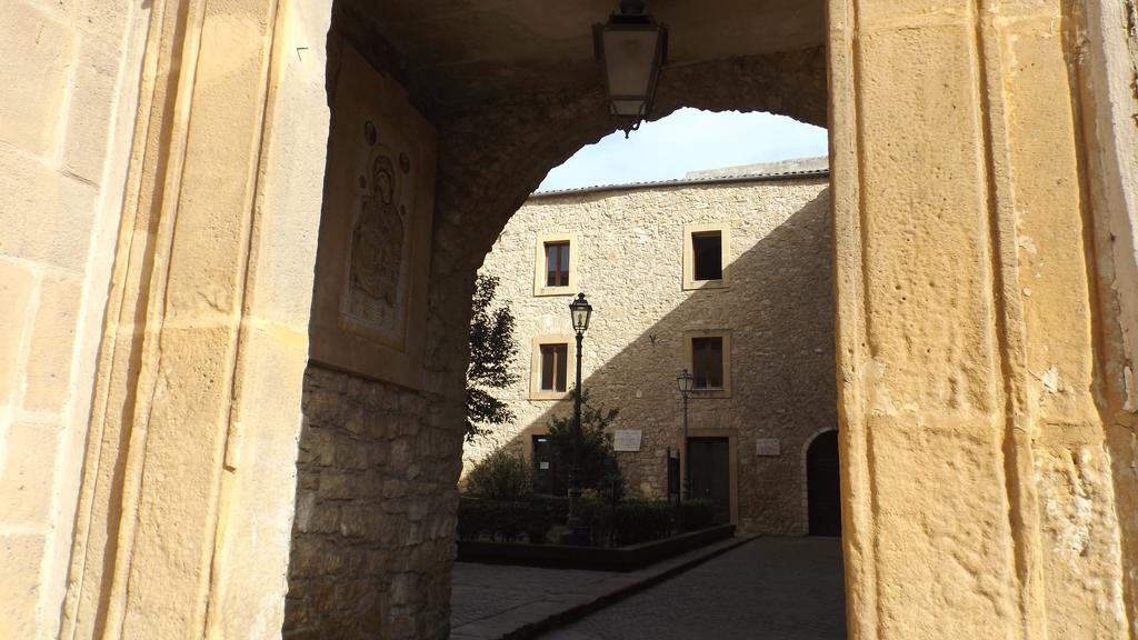 Bed And Breakfast Baobab Piazza Armerina Bagian luar foto